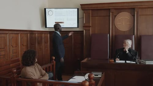 Abogado negro que presenta un resumen de los resultados del juicio