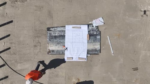 Bauplanungsingenieure aus der Luftaufnahme untersuchen Architekturzeichnungen