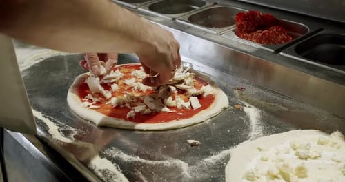 Zubereitung von Pizza in der Küche des Restaurants. Pizza wird in den Ofen gestellt