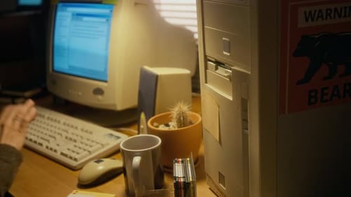 Benutzerin arbeitet an einem Dokument auf einem Retro-Computer und speichert es auf Diskette