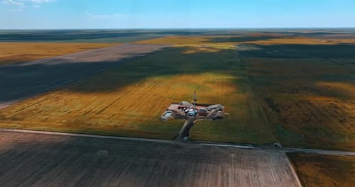 Riesiges Feld mit einer kleinen Stelle, an der Gas produziert wird.