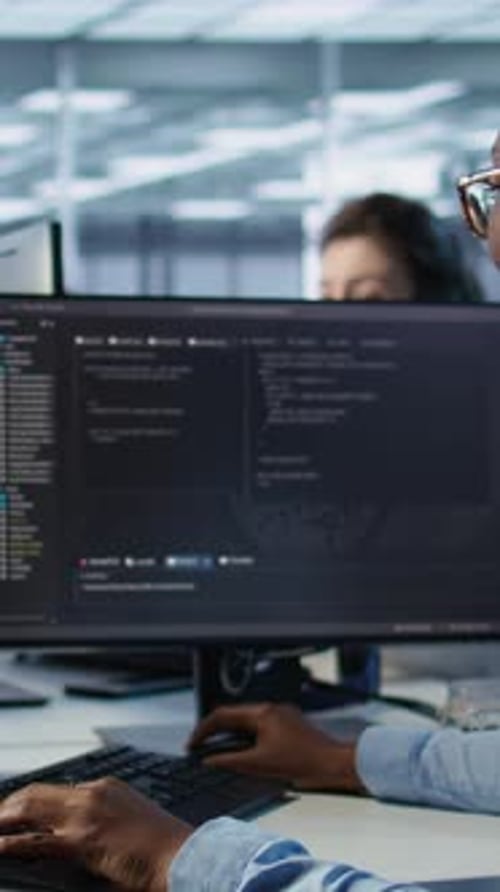 Mulher programando no data center de IA de perto