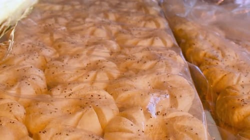 Bereit, traditionellen usbekischen Brotteig zu backen