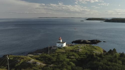 Umlaufbahn um den Leuchtturm, Meer im Hintergrund.