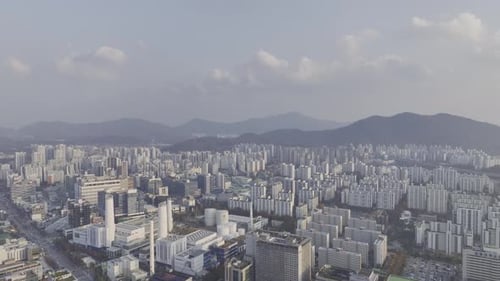 Vista aérea do brilho do pôr do sol sobre a paisagem urbana de Pyeongchon e Beomgye