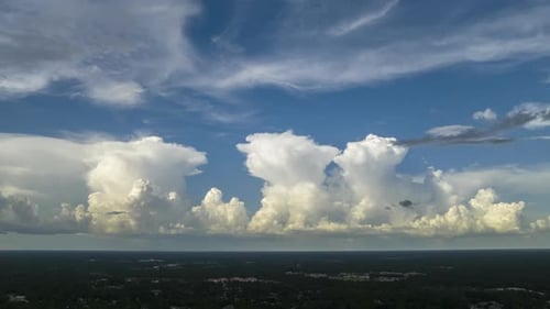 Movendo e mudando o clima da paisagem nublada sobre a paisagem rural da Flórida Time Lapse of White Cumulonimbus