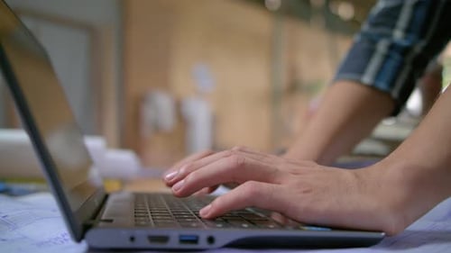 Seitenaufnahme eines Architekten, der 4K tippt