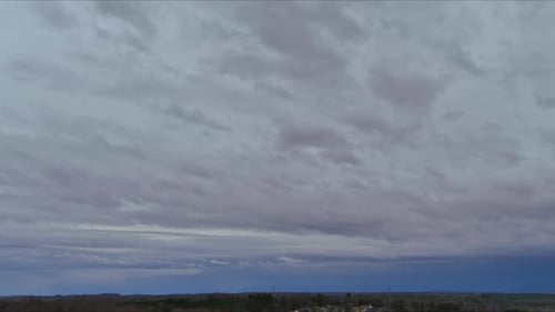 Stürmischer Himmel nähert sich schnell, während sich der Hurrikan verschärft und eine weiter entfernte Wolke verbirgt