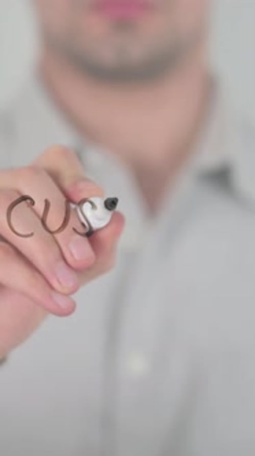 Kunde zuerst, mit der Hand auf den Bildschirm schreiben, vertikales Video