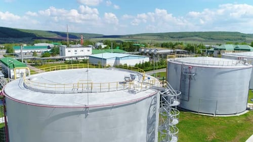 Depósitos llenos de petróleo en Tire Territory