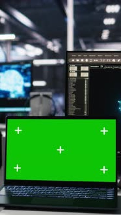 Vertikaler Videoingenieur für Rechenzentrumscodierung mit generativer KI-Unterstützung auf einem Chroma-Key-Laptop