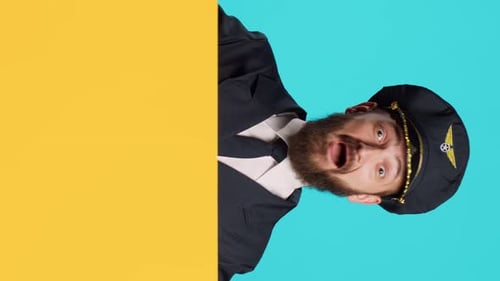 Vertikales Video Fröhlicher Werbepilot mit leerem Mockup-Board