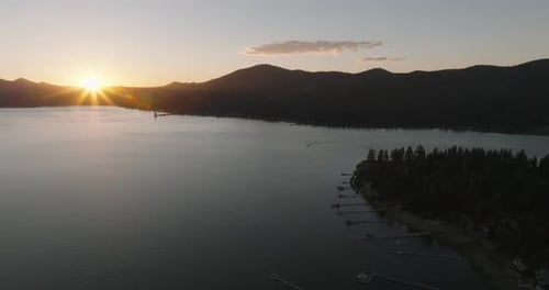 una puesta de sol sobre un lago