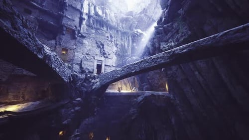 Sous les falaises se trouve un ancien marché souterrain avec de l'eau qui coule