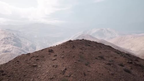 Explorez le terrain accidenté des montagnes du Pamir dans la nature sauvage du Tadjikistan