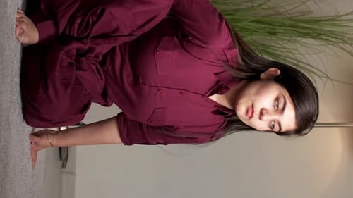 Ejercicio vertical de yoga en casa para mujer Lotus Ustrasana