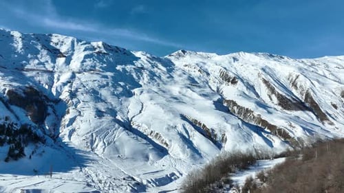 vue aérienne du panorama des montagnes enneigées