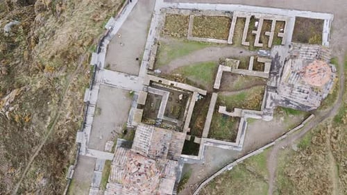 Complexe du monastère de Sevanavank (circulaire de haut en bas)
