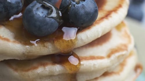 Pfannkuchen mit Blaubeeren und Ahornsirup, Nahaufnahme.
