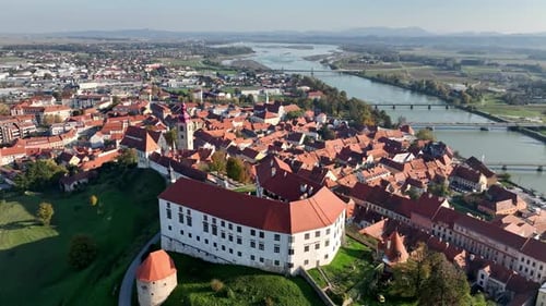 Vídeo aéreo con el hermoso casco antiguo de Ptuj en Eslovenia