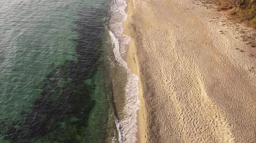 Top-Luftaufnahme des schönen Wildstrandes in Bulgarien im Herbst