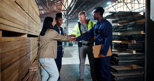 Pilha de mãos, trabalho em equipe e empresários em armazéns para construção, construção e manutenção