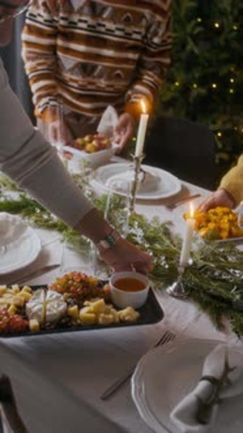 Servindo pratos festivos na mesa de férias para o jantar de Natal