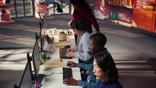 Ein Team multiethnischer Callcenter-Agenten am Arbeitsplatz hilft Kunden