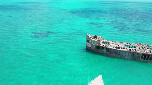 „Sapona-Schiffswrack, Bimini“ Dieses Video fängt das ikonische Sapona-Schiffswrack in türkisfarbenem
Wasser ein, Perf