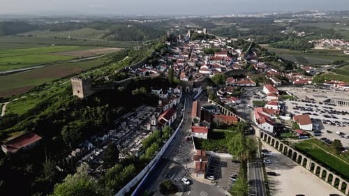 Vue aérienne du château et de la ville d'Obidos au Portugal, cadre pittoresque et historique