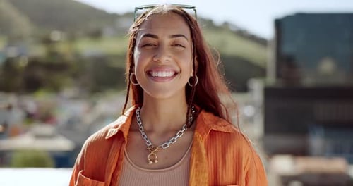 Sorriso de mulher e cidade de uma pessoa no telhado se sentindo feliz, elegante e nervosa ao ar livre