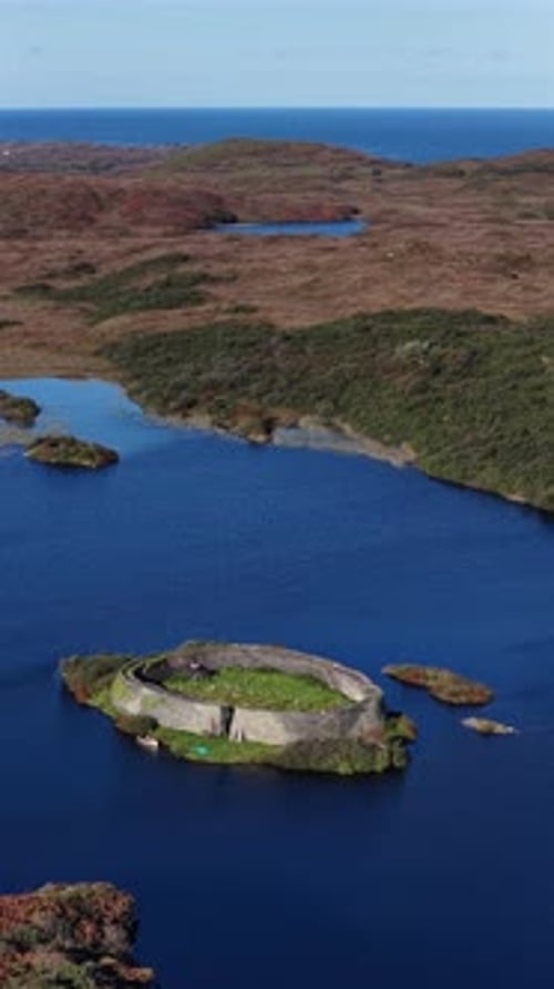 Vista aérea do histórico Ringfort em Lough Doon, Condado de Portnoo, Donegal, Irlanda