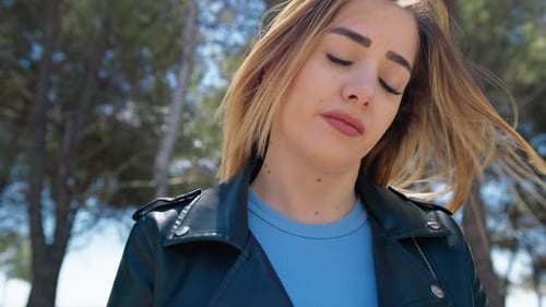 Mujer estresada que se siente triste y sola