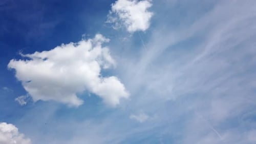 Ciel bleu avec des nuages qui se déplacent rapidement. Motiontimelapse à la campagne en Allemagne.