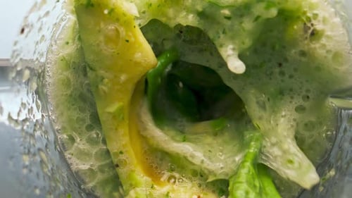 Zubereitung eines grünen Smoothies in Zeitlupe