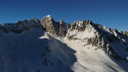 Vista panorámica de la cordillera cubierta de nieve