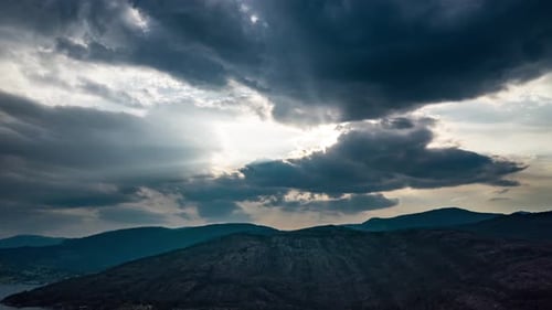 Des guirassés traversent les nuages denses qui surplombent le fjord Hardanger. Vue aérienne de l'un des Norweg