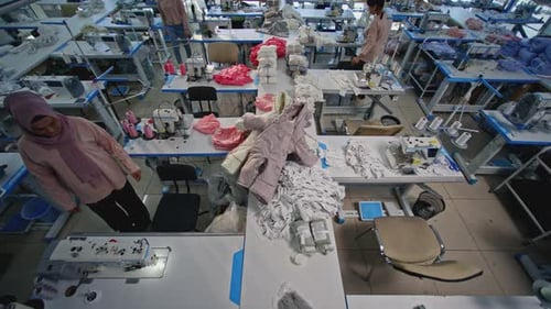 Frauen arbeiten in einer Nähwerkstatt Medialer Arbeitsprozess in einer Textilfabrik