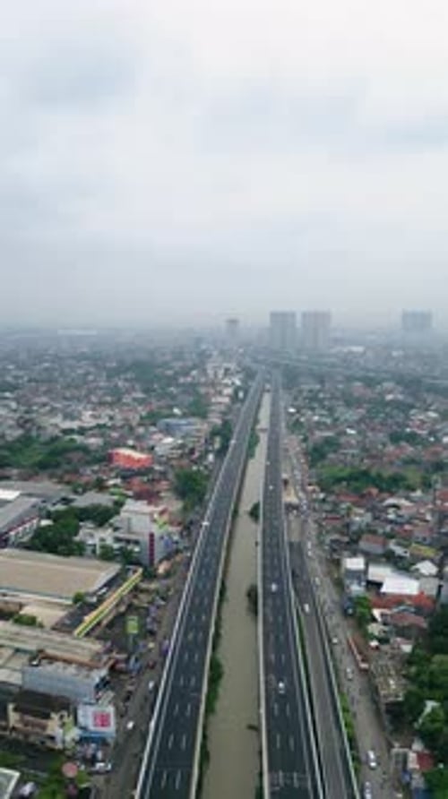 Vista aérea de una moderna carretera que atraviesa densas viviendas