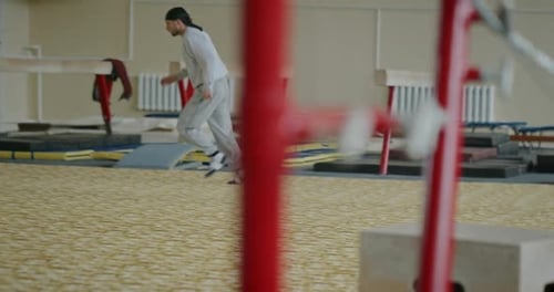 Ternopil, Ukraine 29. September 2019 Sportlicher Mann macht Schulterrollen und Purzelbäume, während er herumläuft