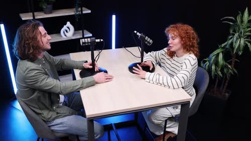 Des podcasteurs discutent pendant la session d'enregistrement