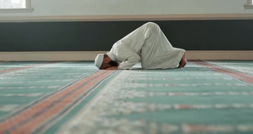 Betender, islamischer und gläubiger Mensch in einer Moschee für Dankbarkeit, Frieden und geistliche Fürsorge im Heiligen