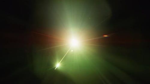Mehrfache Lichtreflexionen durch ein Glasprisma