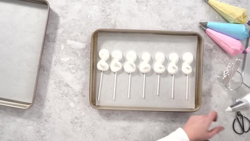 Schritt für Schritt flach legen, Meringue-Mischung zu einhornförmigen Pops auf ein mit