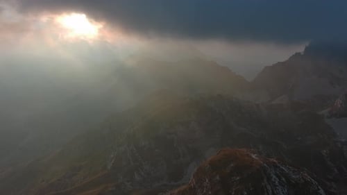 Berge bei Sonnenuntergang und Dramatisch Wolken