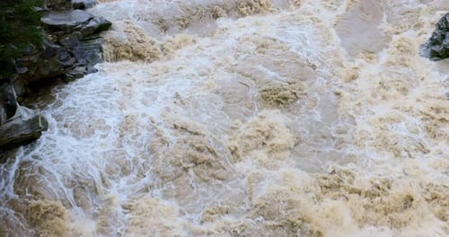 Rasende Stromschnellen mit turbulentem Wasserfluss