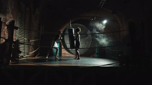 Boxkämpfer trainieren auf dem dunklen Ring im Fitnessclub Sporttraining im Fight Club Junge Erwachsene Afrikaner