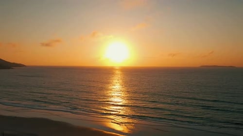 Schöne Luftaufnahme beim Sonnenuntergang am brasilianischen Strand