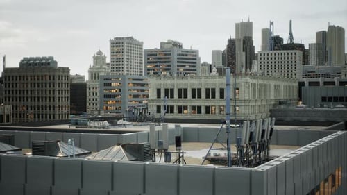 El techo del edificio con compuertas de ventilación