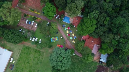 Aérea: Linda festa de aniversário em uma tradicional casa de campo no Paraguai, América do Sul.